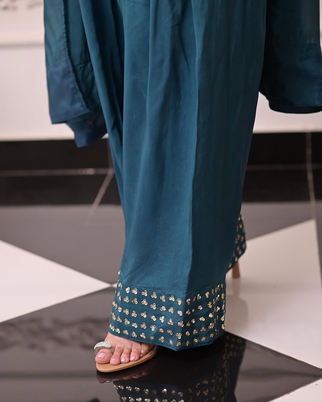Guzel  - Qubic Closet - Label Loft